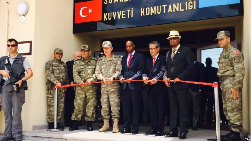 Somali Prime Minister Hassan Ali Khaire and the Chief of the Turkish military, General Hulusi Akar, in Uniform, along with Turkish Ambassador to Somalia, Olgan Bekar, jointly cut the ribbon for the inauguration of Turkey’s largest foreign military base in